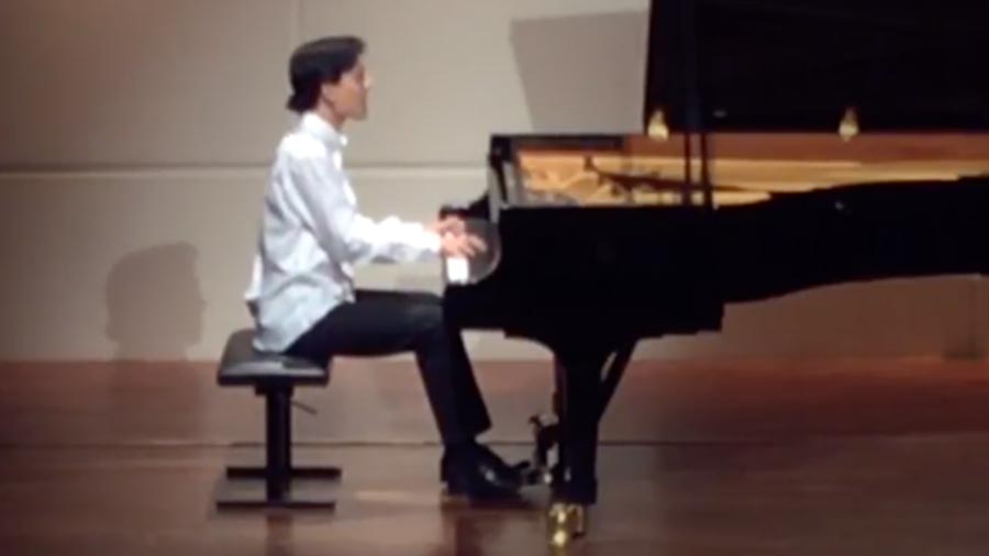 Pianist Nuron Mukumi Video
